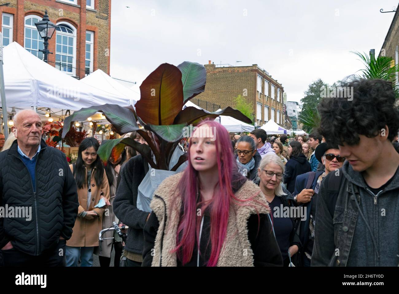 Columbia Road Flower Market persone che acquistano piante fiori in strada al mercato bancarelle Domenica nel novembre 2021 East London UK KATHY DEWITT Foto Stock