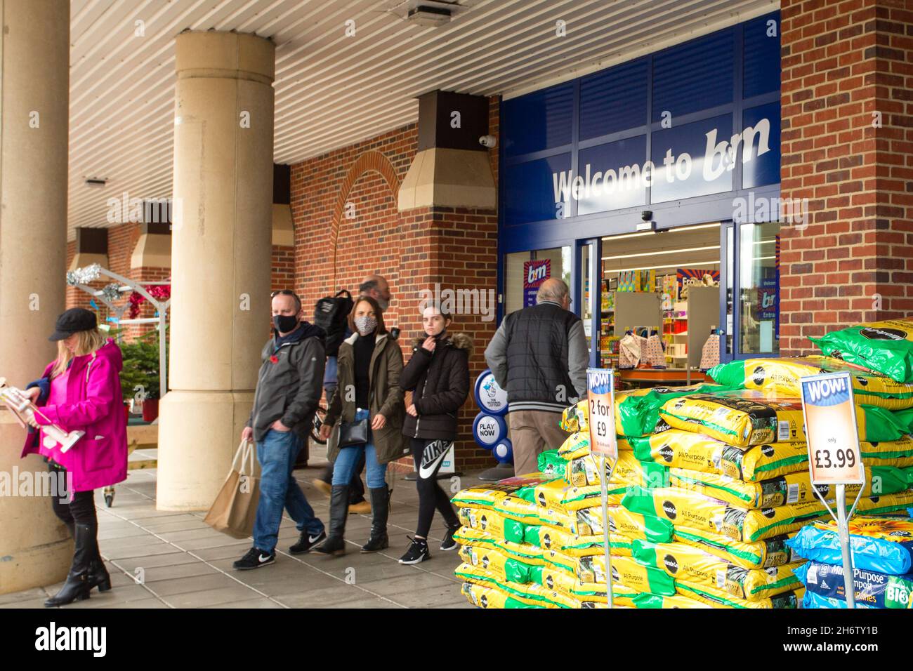 Negozio B&M su uno sviluppo retail ancorato da B&Q a Huntingdon Foto Stock