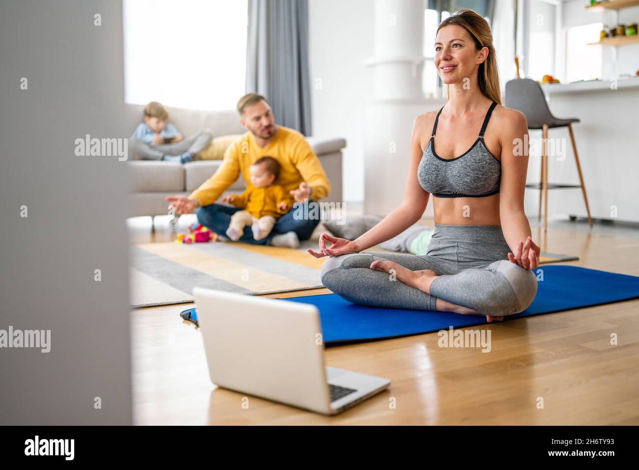 Streaming video yoga sportivo. Rimani a casa. Home fitness allenamento classe live streaming online. Foto Stock