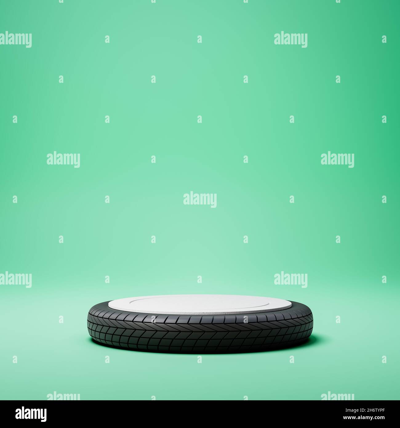 Piedistallo per esposizione di prodotti a forma di pneumatico arrotondato bianco e nero su sfondo verde Foto Stock
