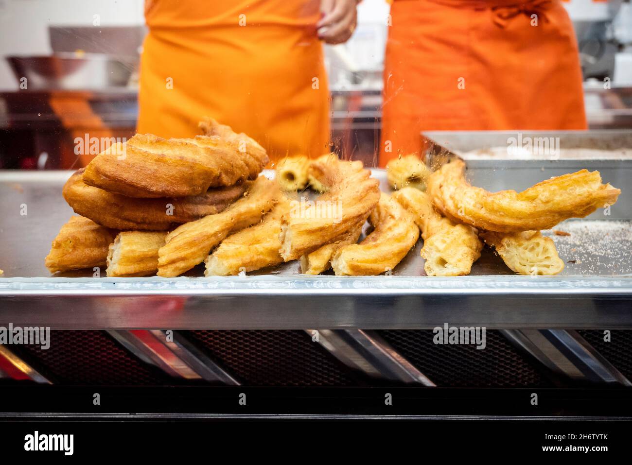 Dolci tradizionali iberici saporiti chiamati fartura pronti per la vendita al festival di Santa Iria a Faro, Algarve, Portogallo Foto Stock