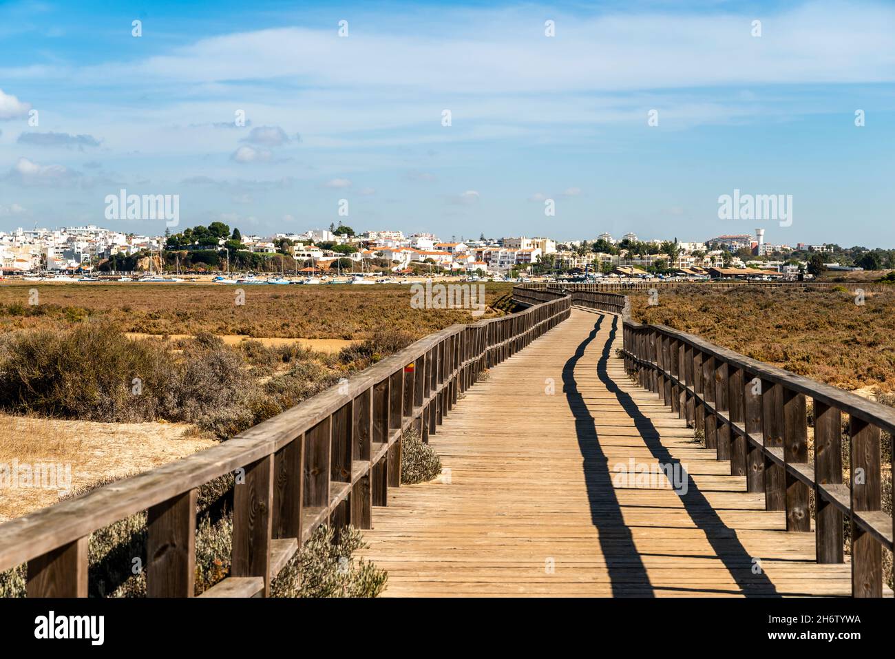 Passerelle in legno lungo la costa di Alvor, Algarve, a sud del Portogallo Foto Stock