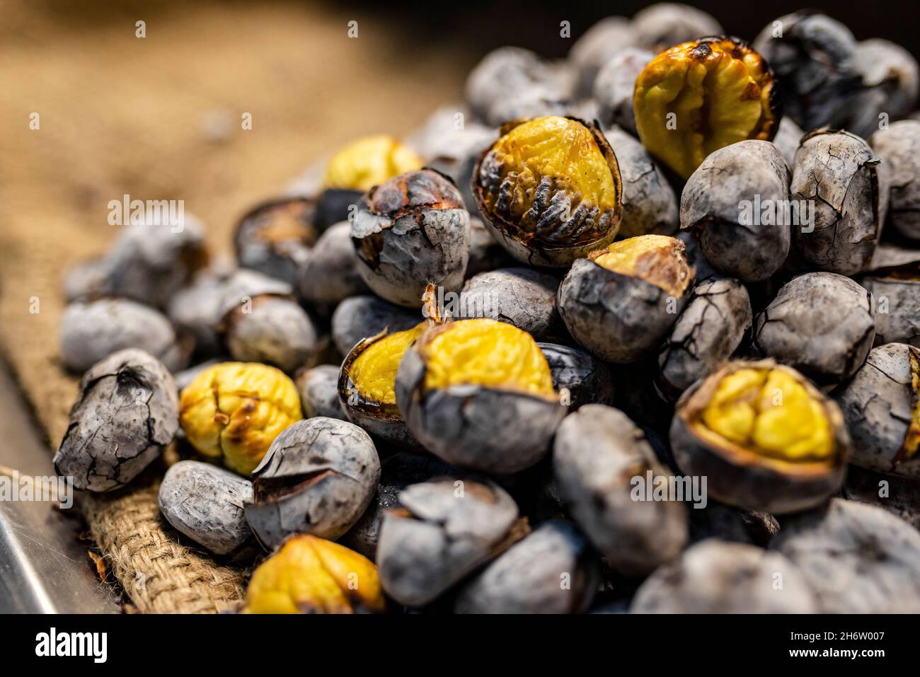 Mucchio di castagne deliziose arrostite al fuoco a Faro, Portogallo Foto Stock