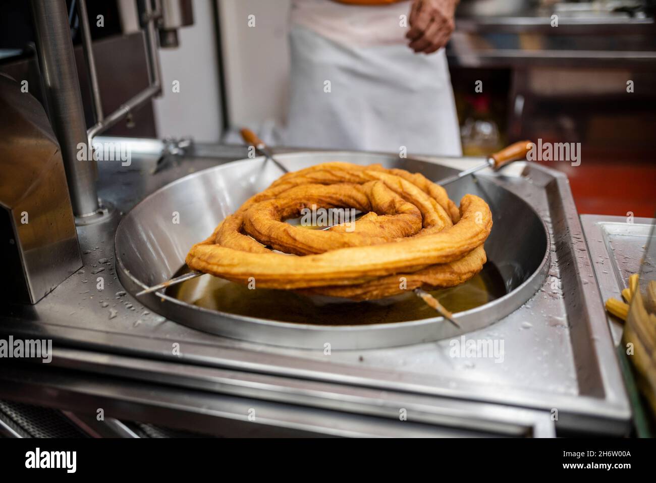 Dolci tradizionali iberici saporiti chiamati fartura pronti per la vendita al festival di Santa Iria a Faro, Algarve, Portogallo Foto Stock