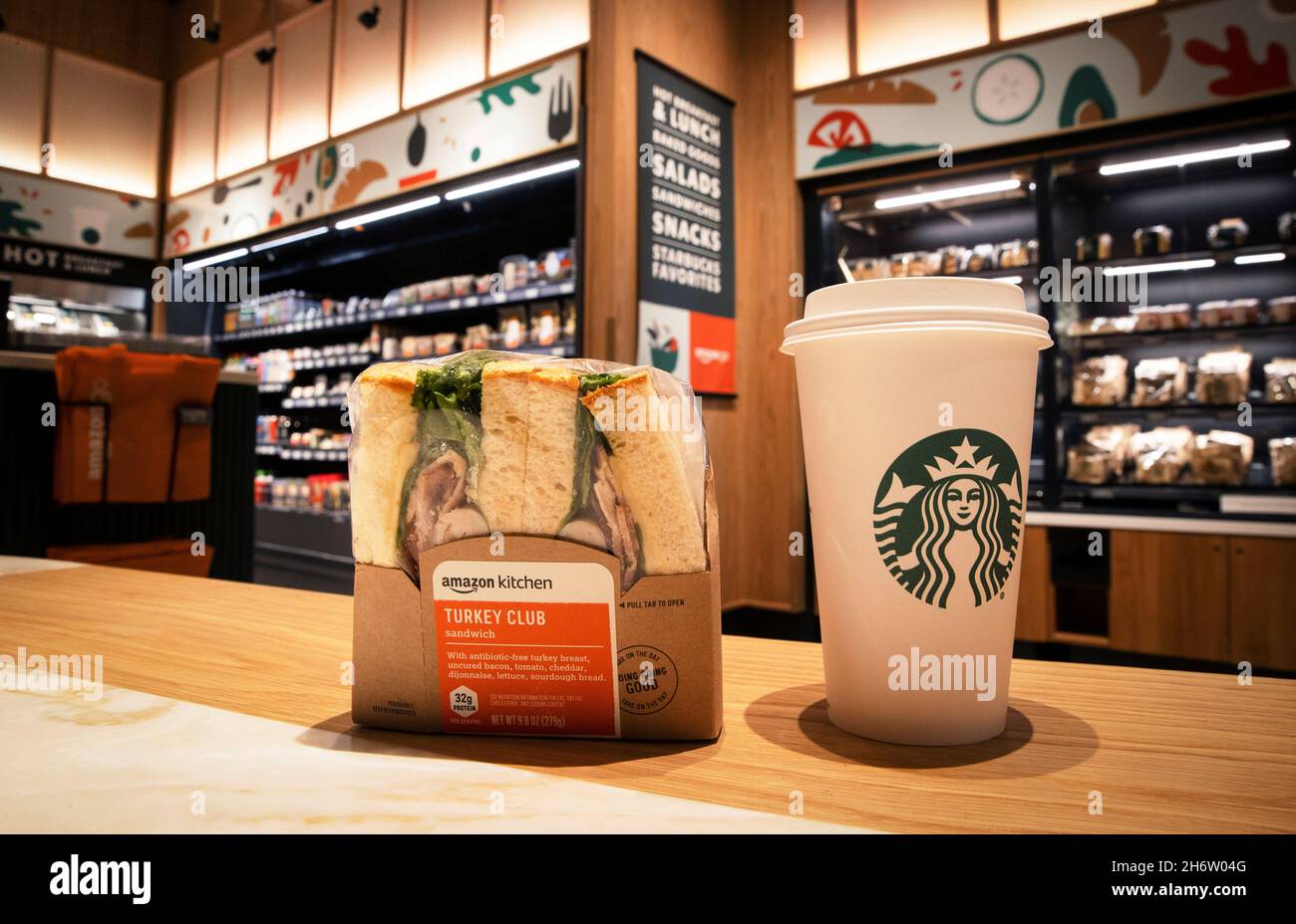 I prodotti Starbucks e Amazon Kitchen vengono esposti insieme in un nuovo  punto vendita Starbucks, il primo in assoluto in collaborazione con Amazon  Go che consente ai clienti di effettuare il check-out