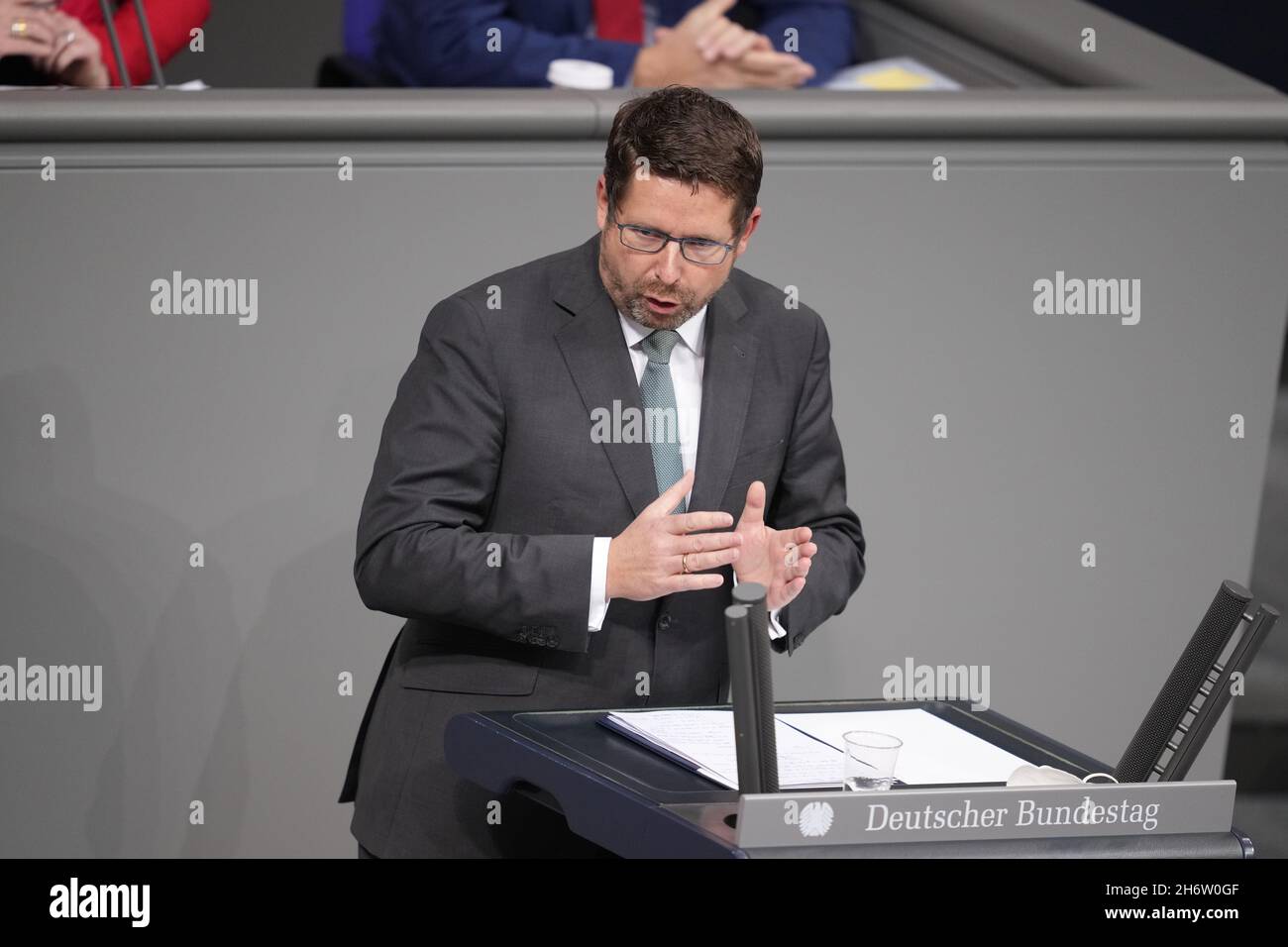 Berlino, Germania. 18 Nov 2021. Stephan Stracke (CSU) parla durante la sessione del Bundestag. Argomento tra l'altro seconda e terza deliberazione del progetto di legge introdotto dai gruppi parlamentari SPD, Bündnis 90/Die Grünen e FDP sulla modifica della legge sulla protezione contro le infezioni e di altre leggi in occasione dell'abrogazione della determinazione della situazione epidemica di rilevanza nazionale. Credit: Kay Nietfeld/dpa/Alamy Live News Foto Stock