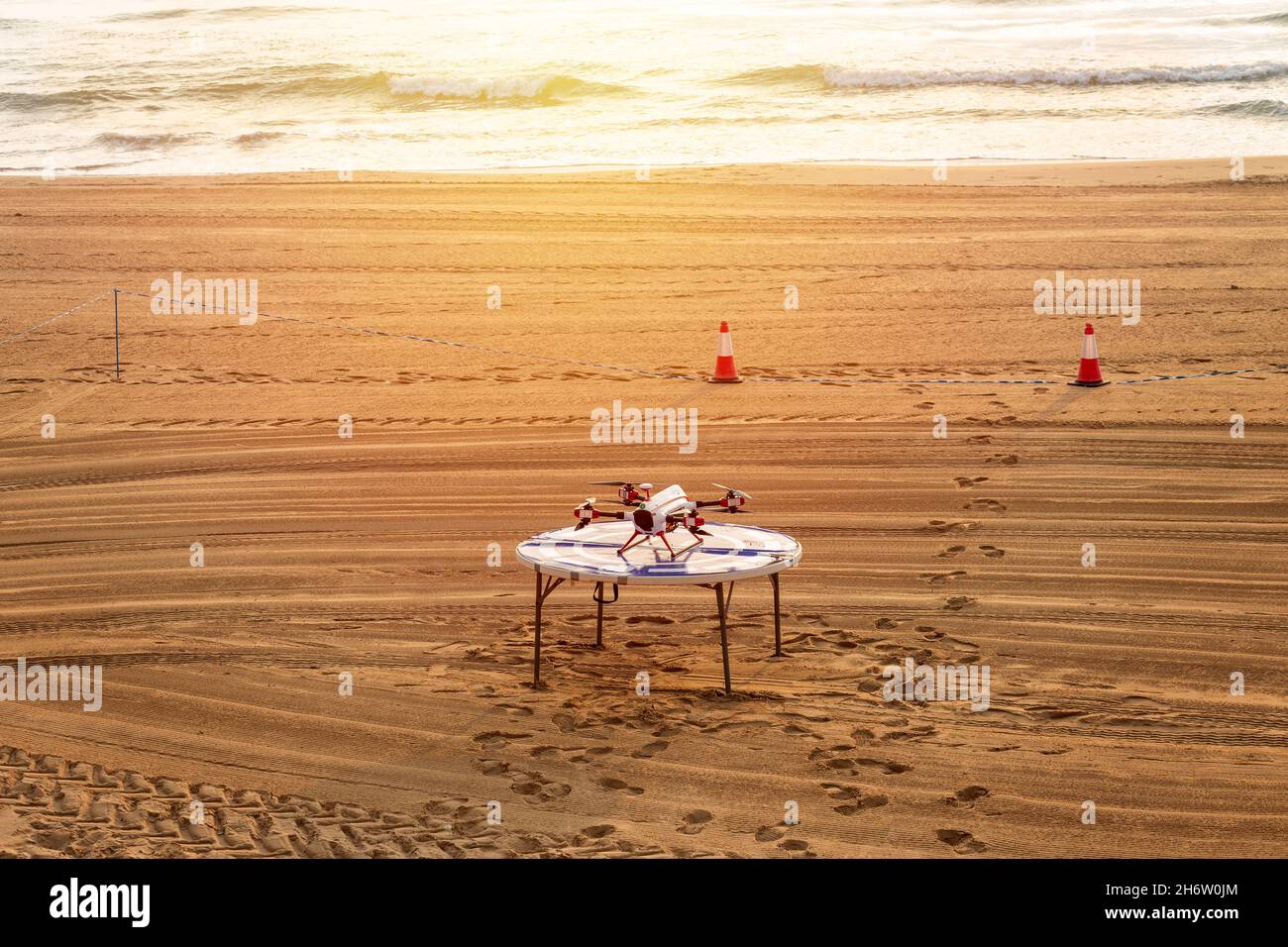 piattaforma di decollo e drone pronti per la sorveglianza della spiaggia Foto Stock