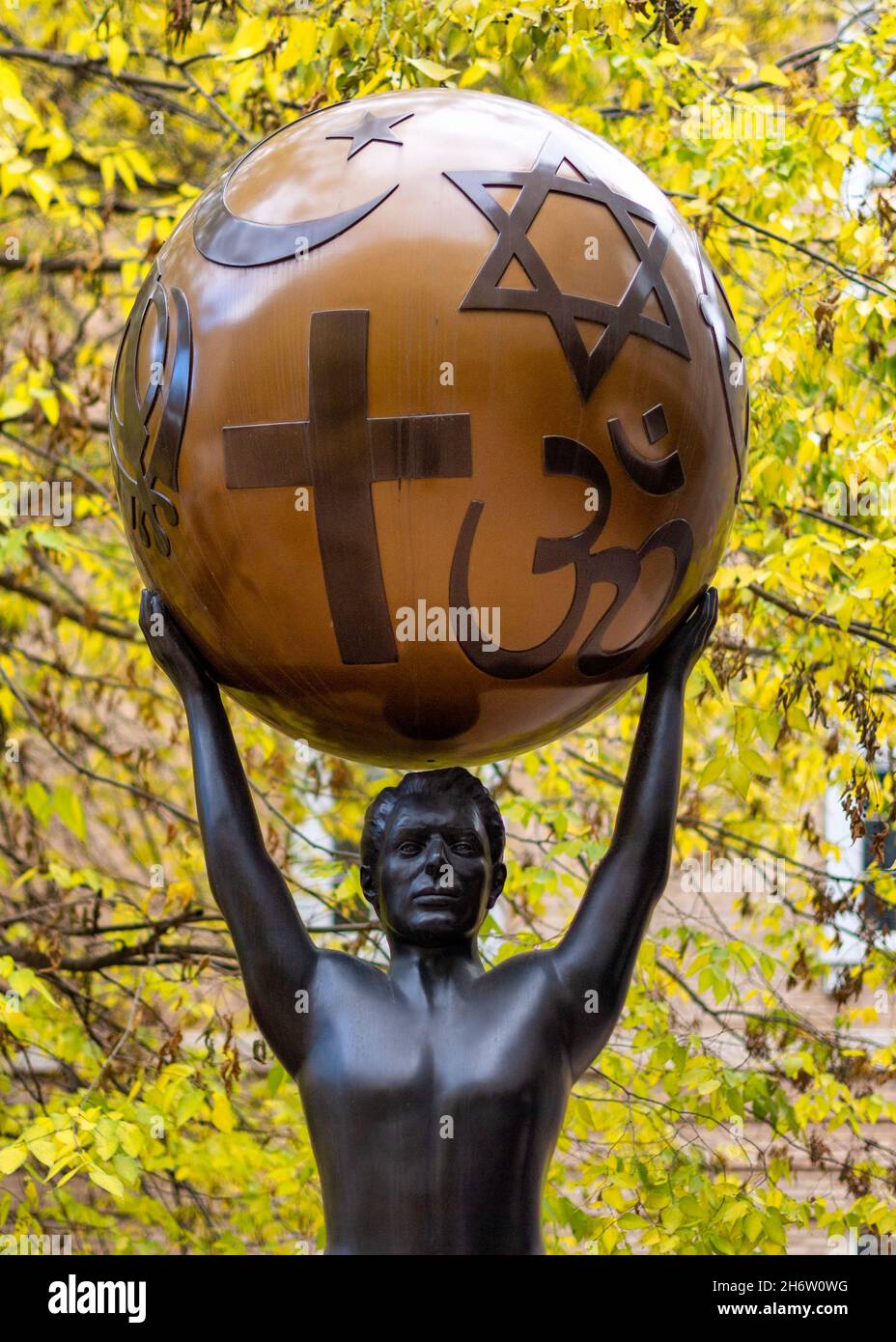 Scultura d'arte chiamata 'libertà di religione' visto nei giardini McMurtry di giustizia nel quartiere centrale.Nov. 18, 2021 Foto Stock