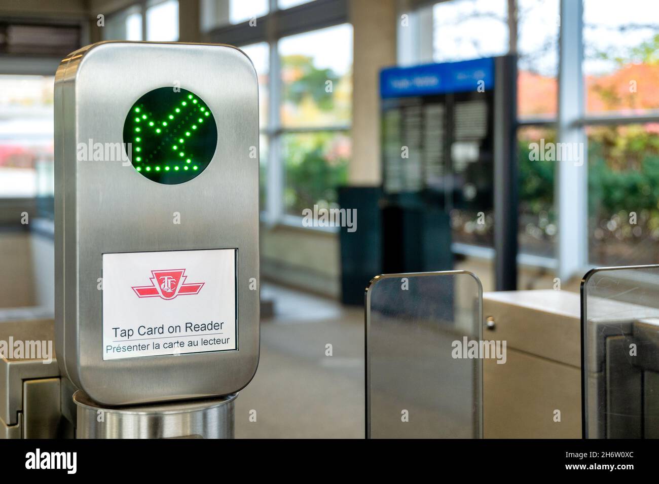 Lettori presto Card all'ingresso della stazione della metropolitana di Bayview, parte della Toronto Transit Commission o TTC.Nov. 18, 2021 Foto Stock