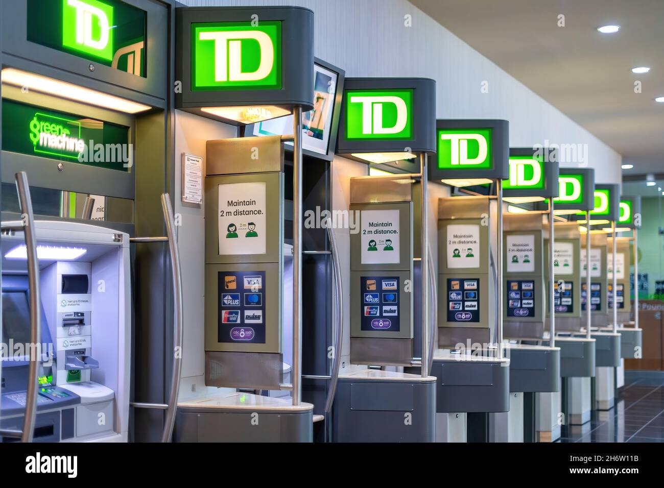 Bancomat (Automatic Teller Machine) della banca Toronto Dominion (TD) nel PERCORSO della metropolitana nel quartiere centrale.Nov. 18, 2021 Foto Stock