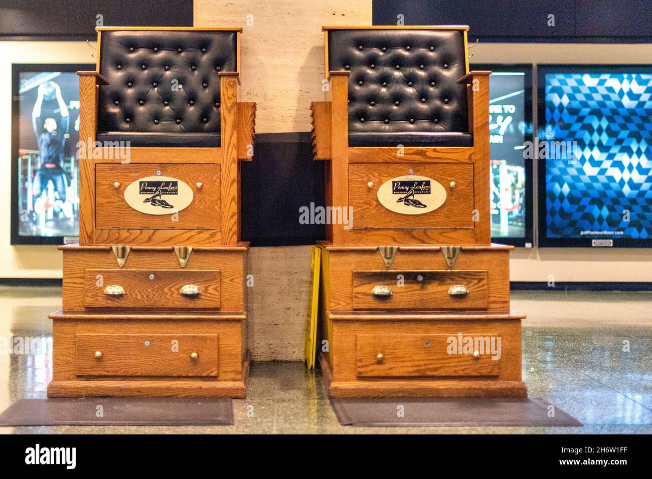 I posti a sedere di Shoe-shiner nel PERCORSO sotterraneo nel quartiere del centro.Nov. 18, 2021 Foto Stock