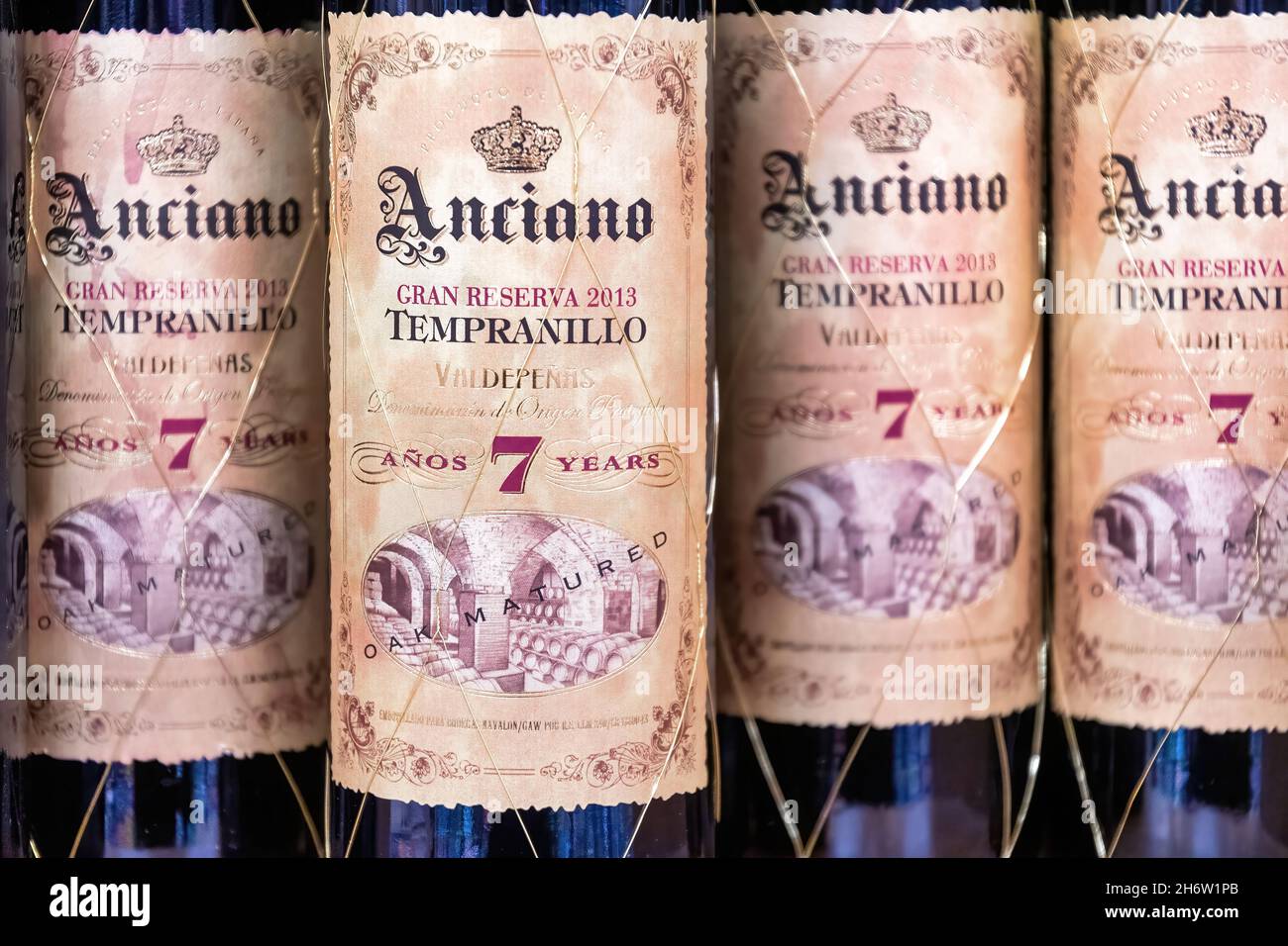 Bottiglie di vino rosso 'Anciano' prodotto con uve Tempranillo all'interno di un negozio LCBO.Nov. 18, 2021 Foto Stock