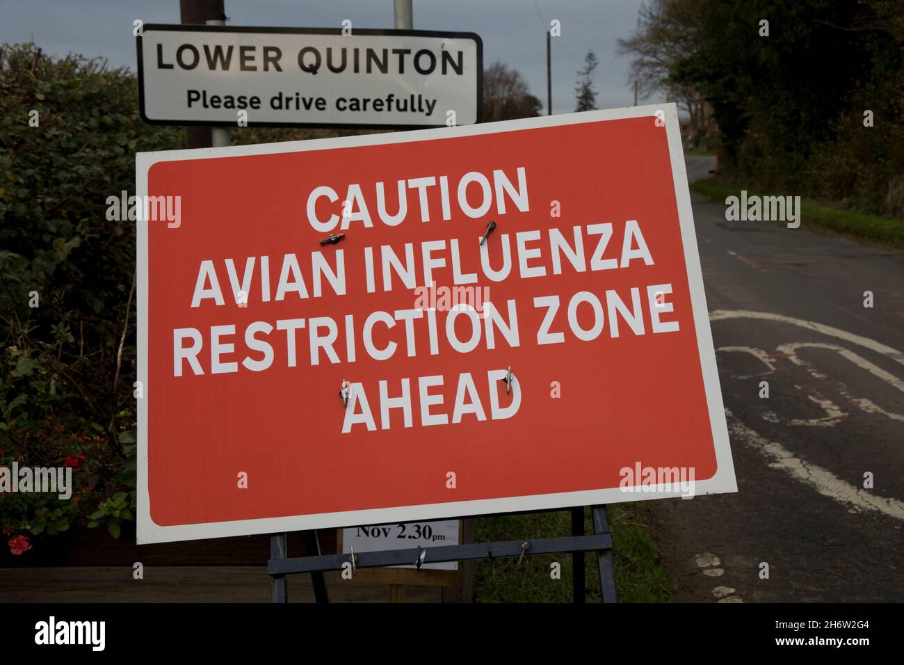 Grandi avvisi di zona di restrizione dell'influenza aviaria rossa sull'approccio alla Lower Quniton Warwickshire UK Foto Stock