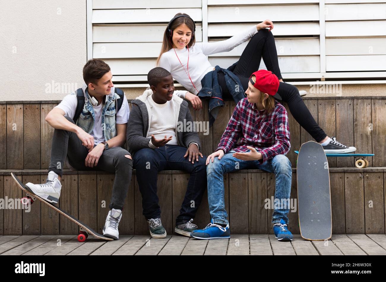 ragazzi che parlano in giornata di sole Foto Stock