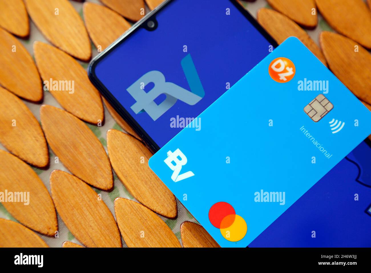 Minas Gerais, Brasile - 19 aprile 2021: Telefono cellulare e carta di credito con marchio BV e Mastercard. Sistema di pagamento digitale. Foto Stock