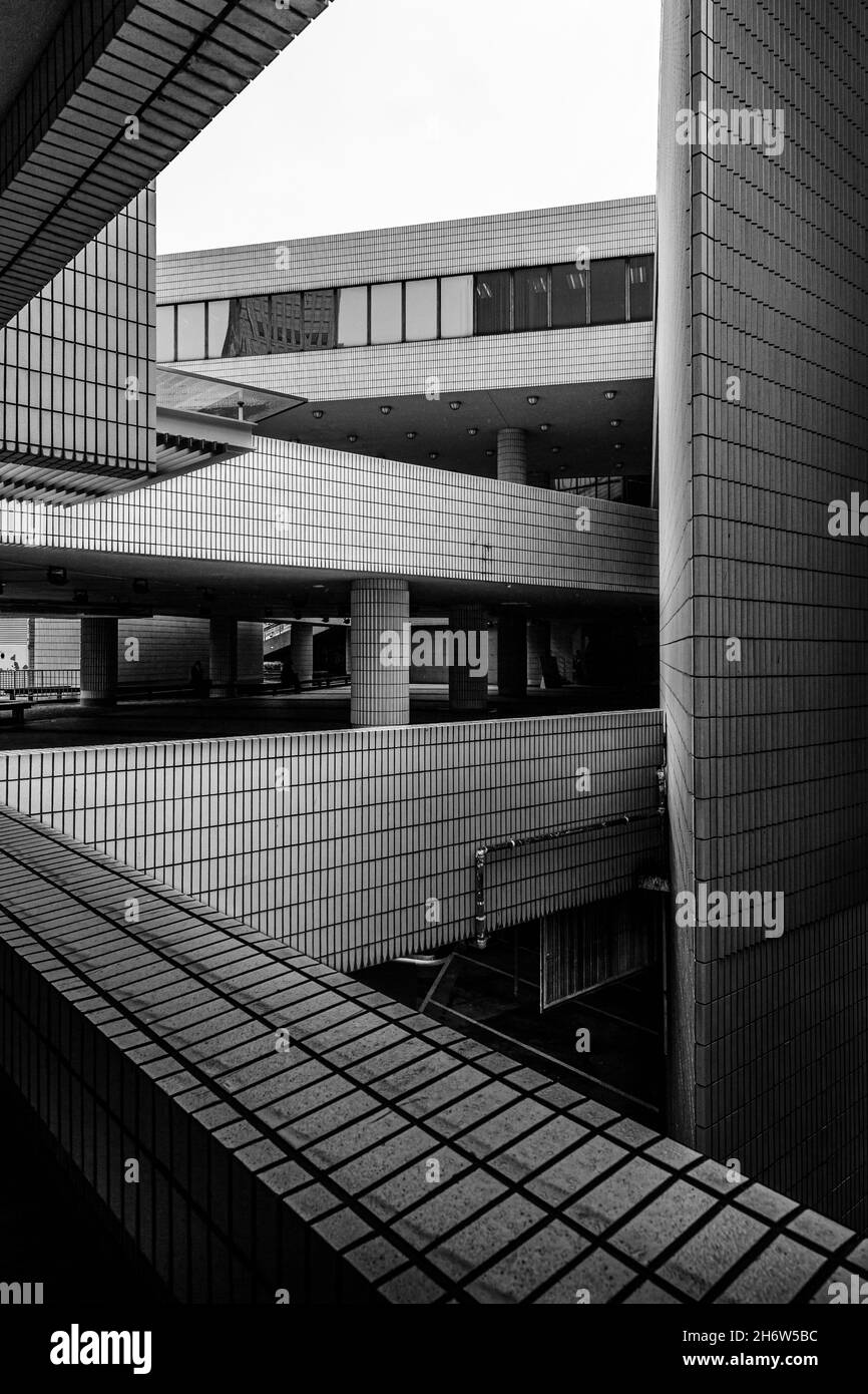 TSIM SHA TSUI, HONG KONG - 09 gennaio 2018: Una foto in bianco e nero dell'architettura moderna e degli spazi di circolazione all'aperto del C culturale di Hong Kong Foto Stock