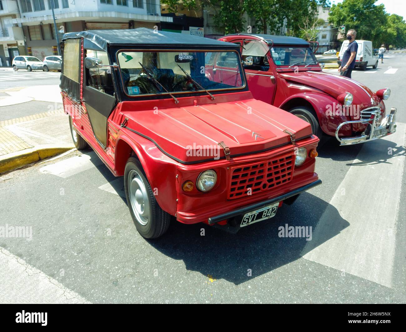 BUENOS AIRES, ARGENTINA - Nov 07, 2021: Red Citroen Mehari 1970 leggero ricreazione e veicolo di utilità, corpo in plastica, tessuto capote. Scad Foto Stock