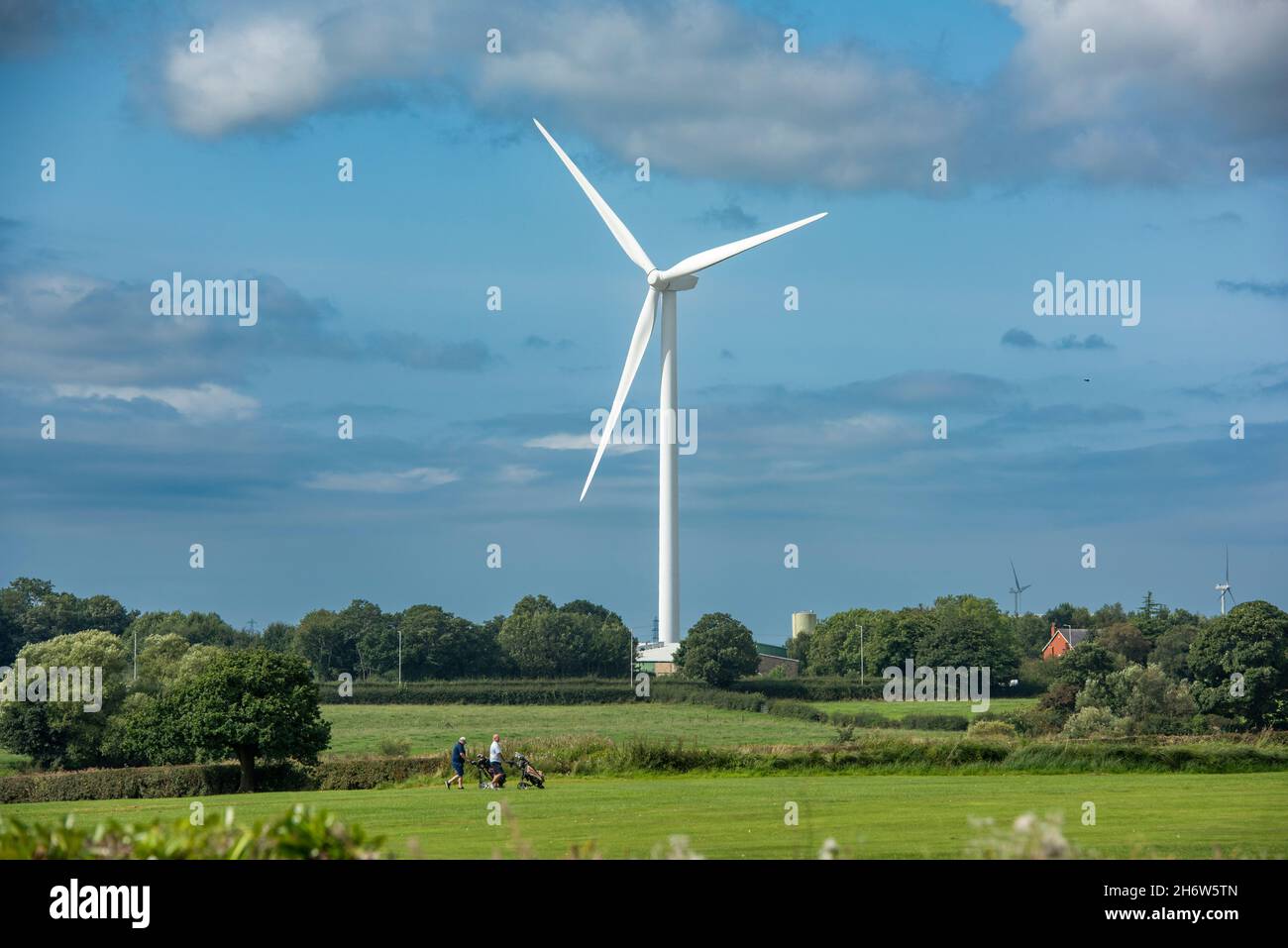 Vista della turbina eolica a zero emissioni dal Garstang Golf Club Lancashire converte l'energia cinetica del vento in energia elettrica. Foto Stock