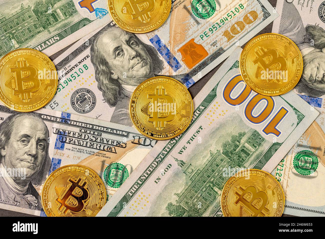 Monete metalliche lucide bitcoin cripto valuta su banconote in dollari statunitensi. Foto Stock