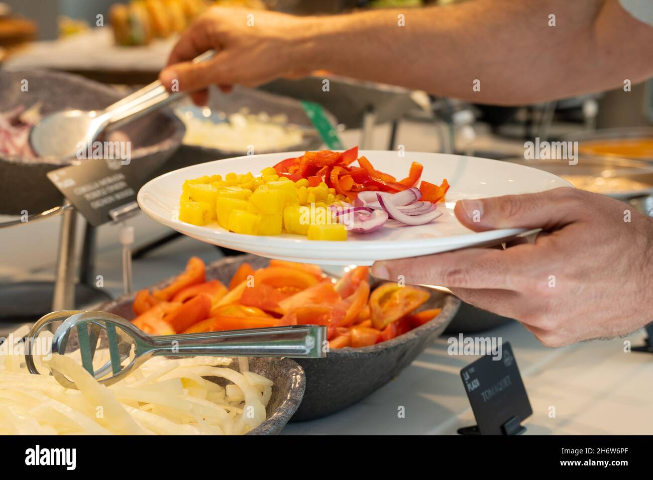 uomini che si aiutano a mangiare al buffet dell'hotel. Foto Stock