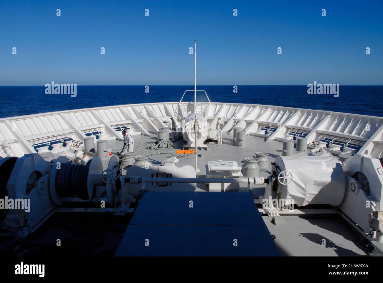 Ammira la prua di un battello da crociera al mare in un sole luminoso e un cielo blu nuvoloso, il Mare del Nord Foto Stock
