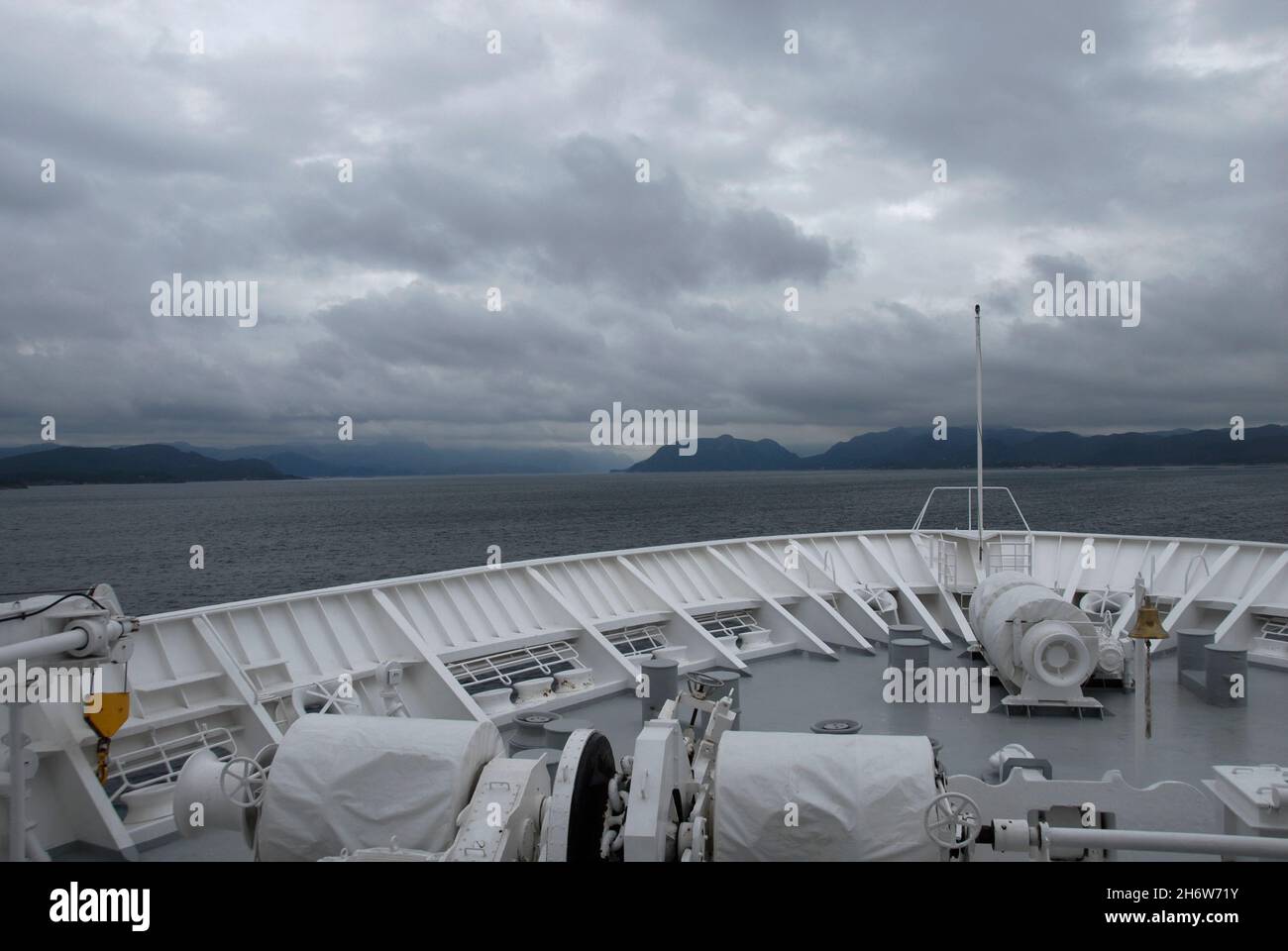 Ammira la prua del liner da crociera nel fiordo norvegese con il suggestivo tempo nuvoloso Foto Stock