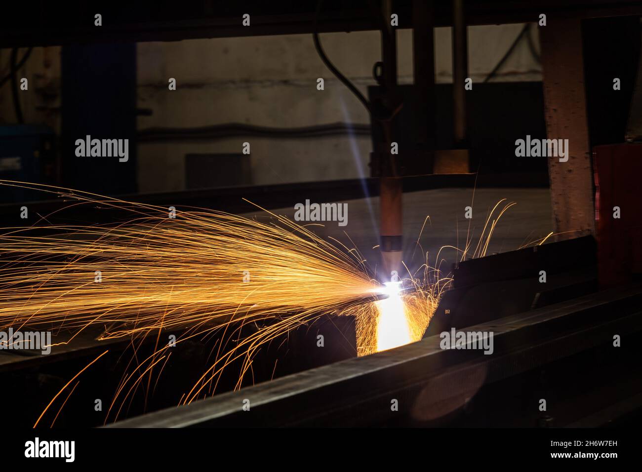 Saldatura al plasma e taglio di metalli nell'industria. Processi produttivi ad alta tecnologia presso lo stabilimento Foto Stock