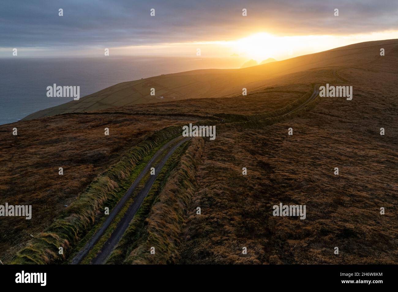 Tramonto serale su una tranquilla stradina di campagna vicino a Portmagee, County Kerry, Irlanda Foto Stock
