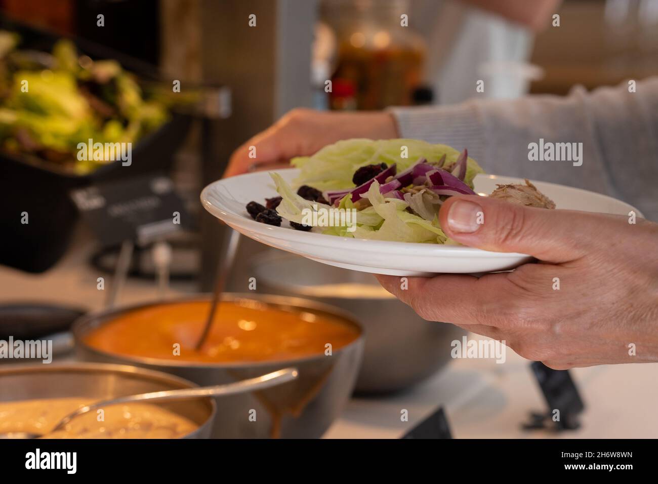 uomini che si aiutano a mangiare al buffet dell'hotel. Foto Stock