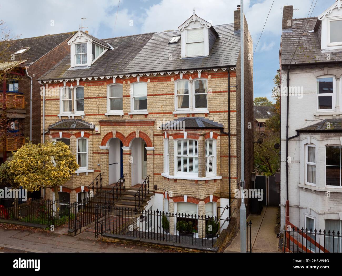 Cambridge, Inghilterra - Ottobre 28 2019: Case vittoriane a quattro piani prese da una posizione leggermente elevata su una strada pubblica a Cambridge, Inghilterra Foto Stock