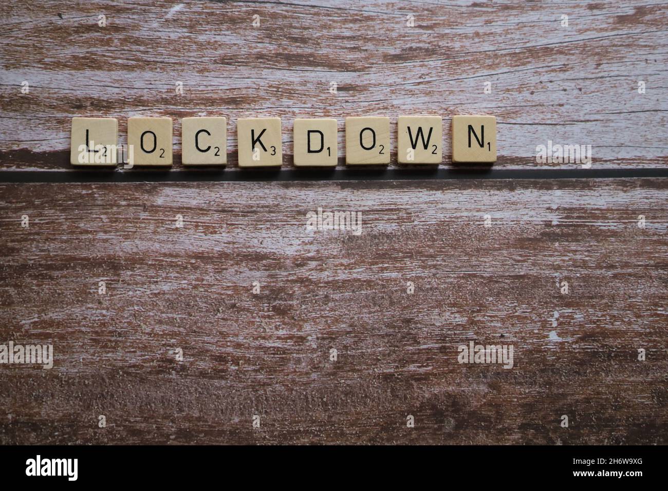 Bonn Germania novembre 2021 la parola Lockdown in vecchie lettere singole in legno su sfondo di legno Foto Stock