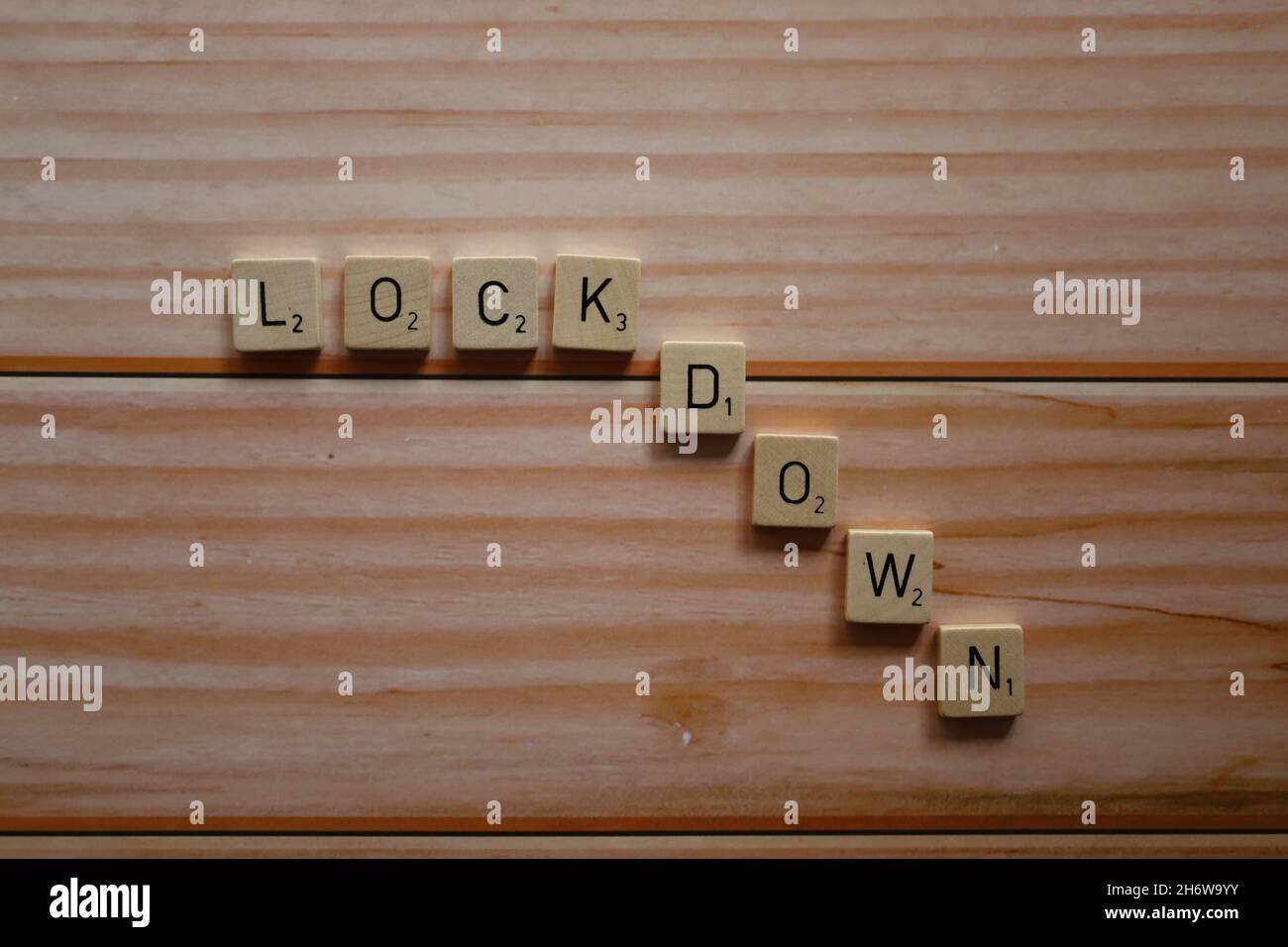 Bonn Germania novembre 2021 la parola Lockdown in vecchie lettere singole in legno su sfondo di legno Foto Stock