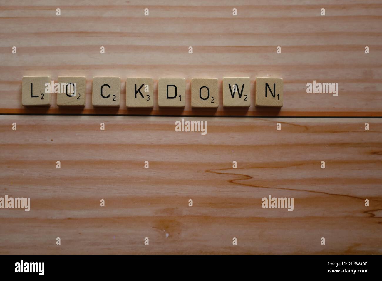 Bonn Germania novembre 2021 la parola Lockdown in vecchie lettere singole in legno su sfondo di legno Foto Stock