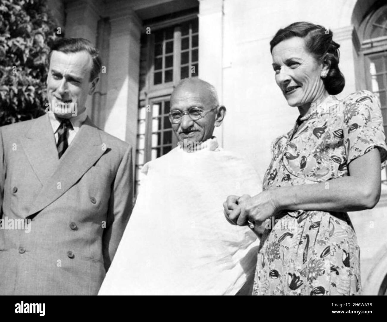 LOUIS MOUNTBATTEN, primo conte Mountbatten di Birmania (1900-1979) come viceré d'India con la moglie Edwina e Mahatma Gandhi nel 1947. Foto Stock