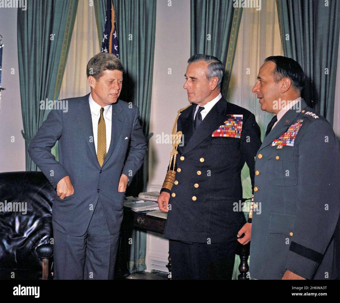 LOUIS MOUNTBATTEN, primo conte Mountbatten della Birmania (1900-1979) con il presidente americano John F. Kennedy nell'ufficio ovale, Washington, 11 aprile 1961. Mountbatten fu allora Capo dello Stato maggiore della Difesa delle forze armate britanniche. A destra c'è il generale Lyman Lemnitzer, il presidente degli Stati Uniti dei Capi congiunti del personale. Foto Stock