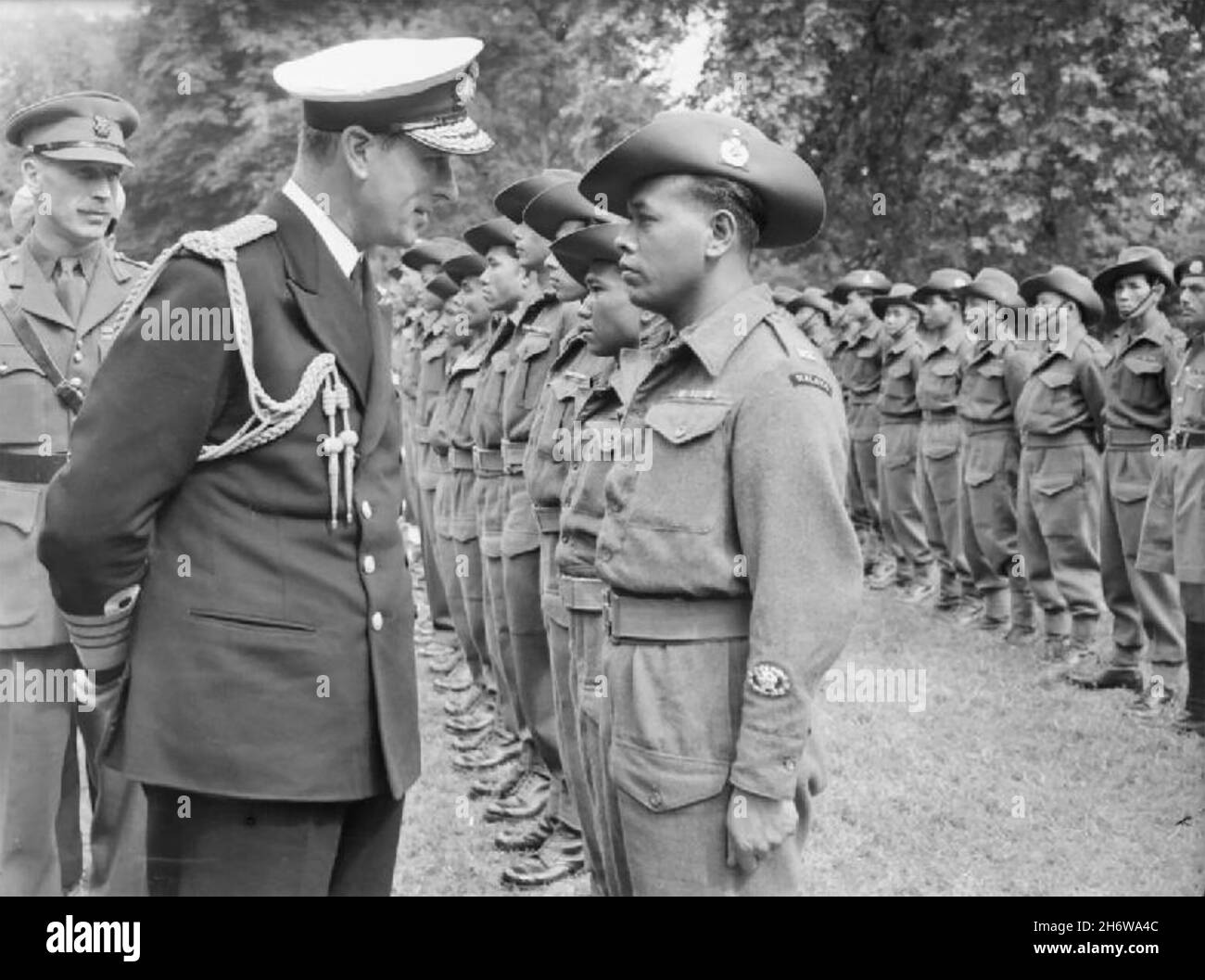 LOUIS MOUNTBATTEN, primo conte Mountbatten di Birmania (1900-1979) ufficiale della Marina reale e statesman.inspecting soldati malesi a Kensington Gardens nel 1946. Foto Stock