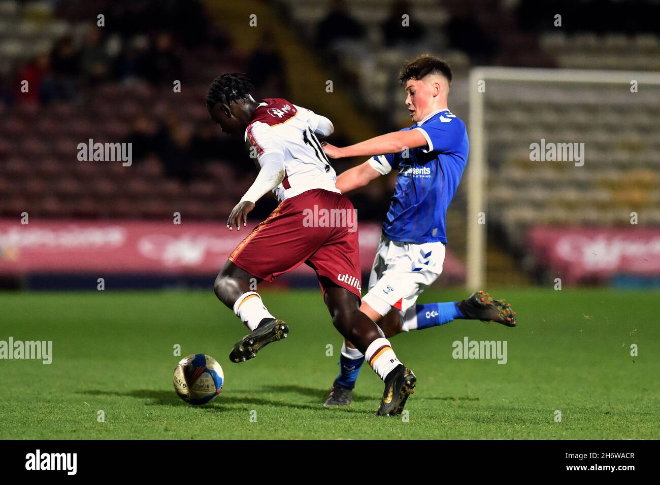 BRADFORD, GBR. 17 NOVEMBRE Trey Turner di Oldham Athletic durante la partita di fa Cup tra Bradford City e Oldham Athletic al Coral Windows Stadium di Bradford mercoledì 17 novembre 2021. (Credit: Eddie Garvey | MI News) Foto Stock