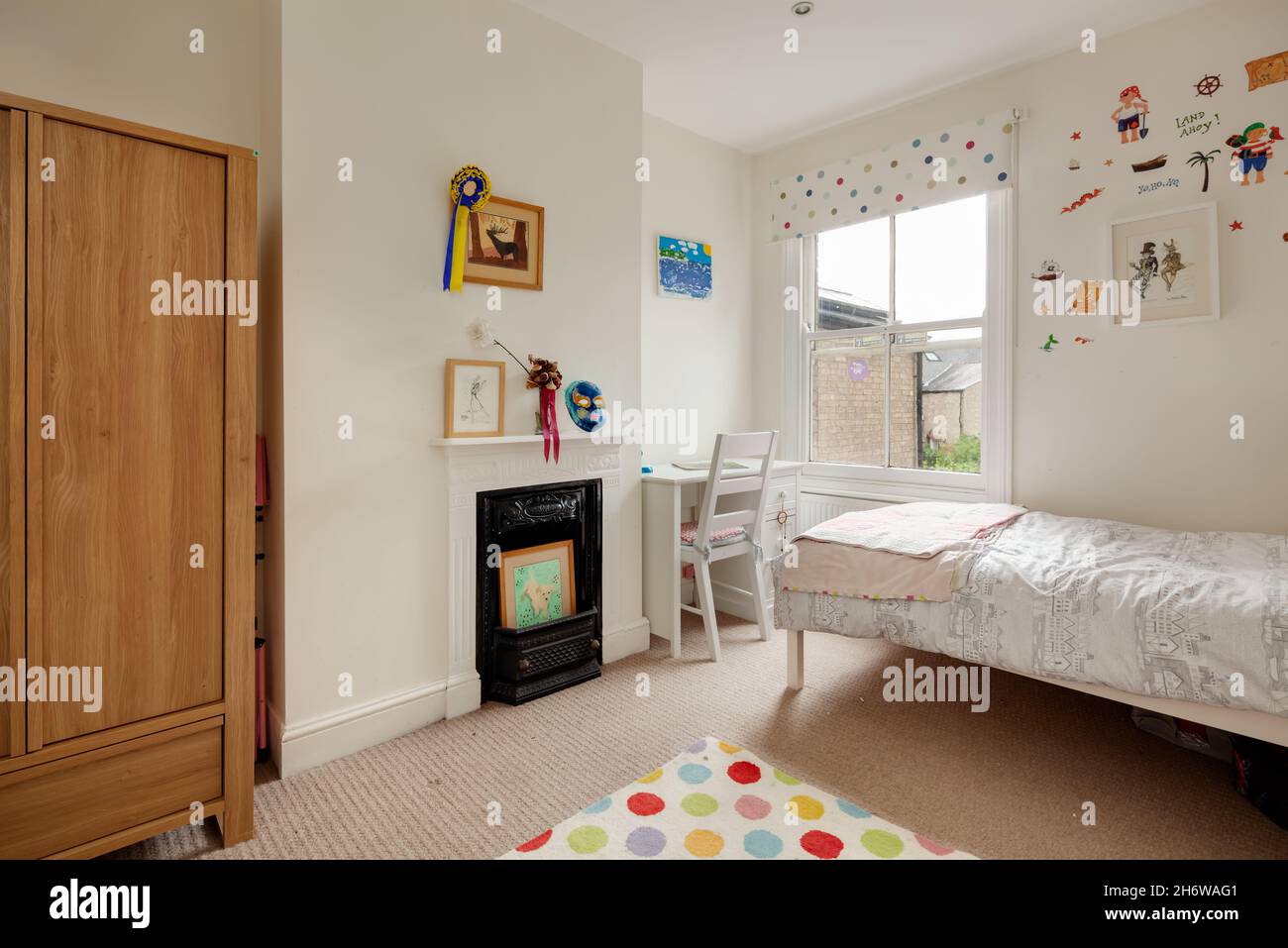Cambridge, Inghilterra - Agosto 15 2019: Camera da letto per bambini all'interno della casa vittoriana britannica con armadio, e letto singolo Foto Stock