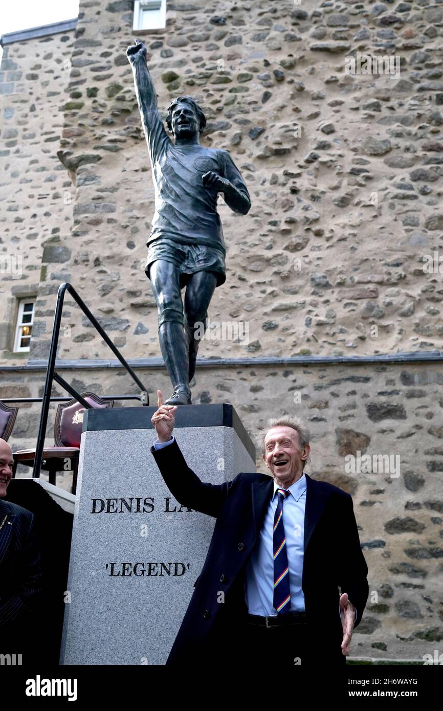Denis Law pone con la sua statua in Piazza Marischal, Aberdeen. Data immagine: Giovedì 18 novembre 2021. Foto Stock