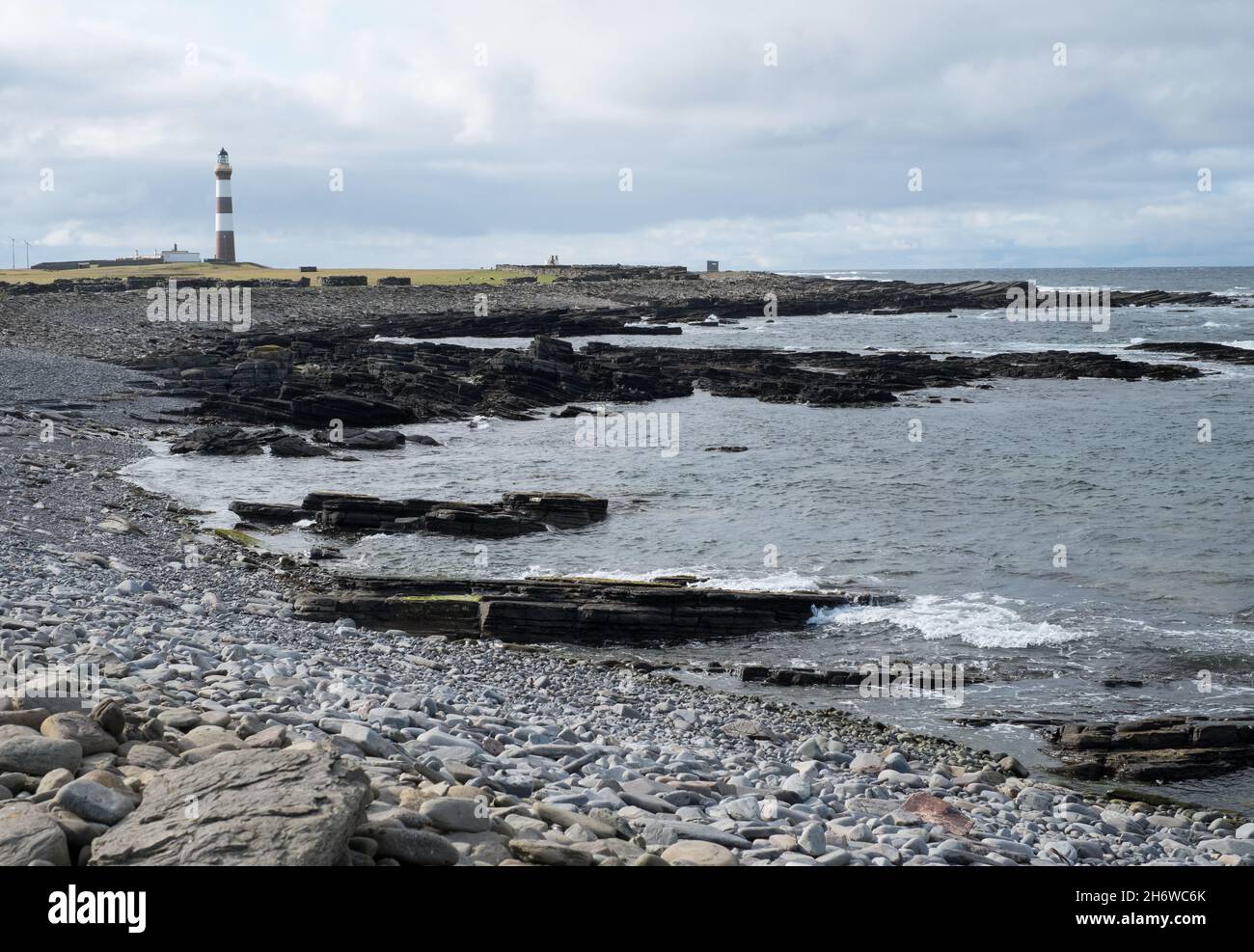 North Ronaldsay, faro alto 139 metri, costruito nel 1852. Sorge su Dennis Head, a nord di North Ronaldsay, l'isola più settentrionale di Orkney Foto Stock