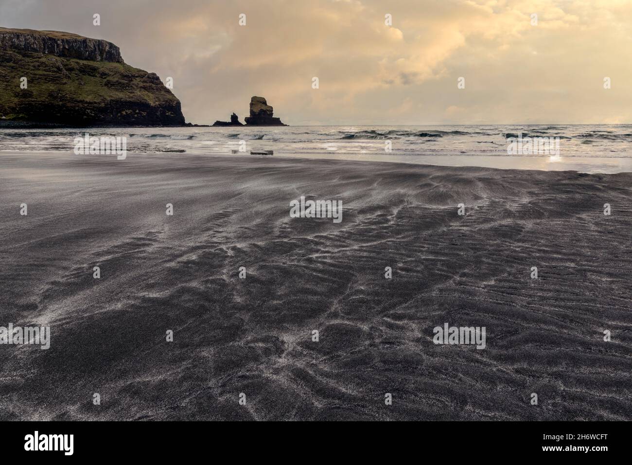 Talisker Bay isola di cielo al tramonto con motivi in sabbia Foto Stock