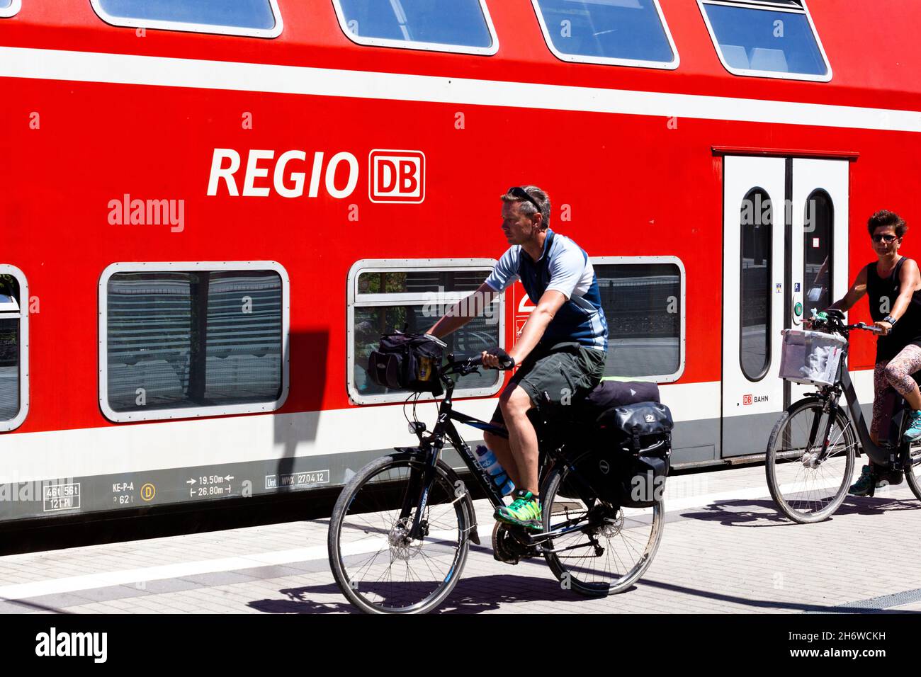 Il tour in bicicletta in Germania inizia spesso alla stazione ferroviaria Foto Stock