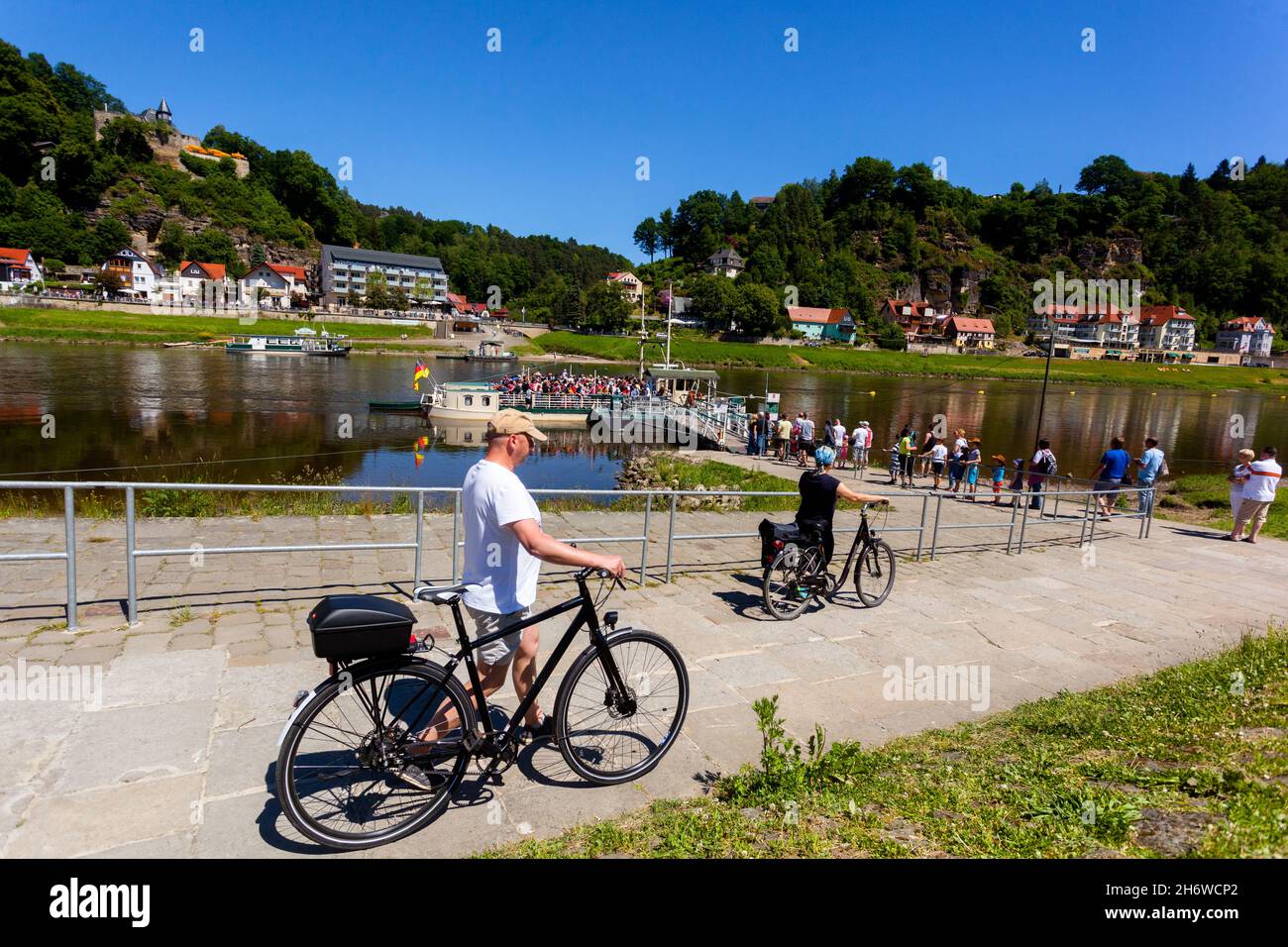 La Svizzera sassone è ricca di turisti, turisti della valle del fiume Elba, persone in attesa di imbarcare il traghetto a Kurort Rathen, Germania, persone che spingono le biciclette Foto Stock
