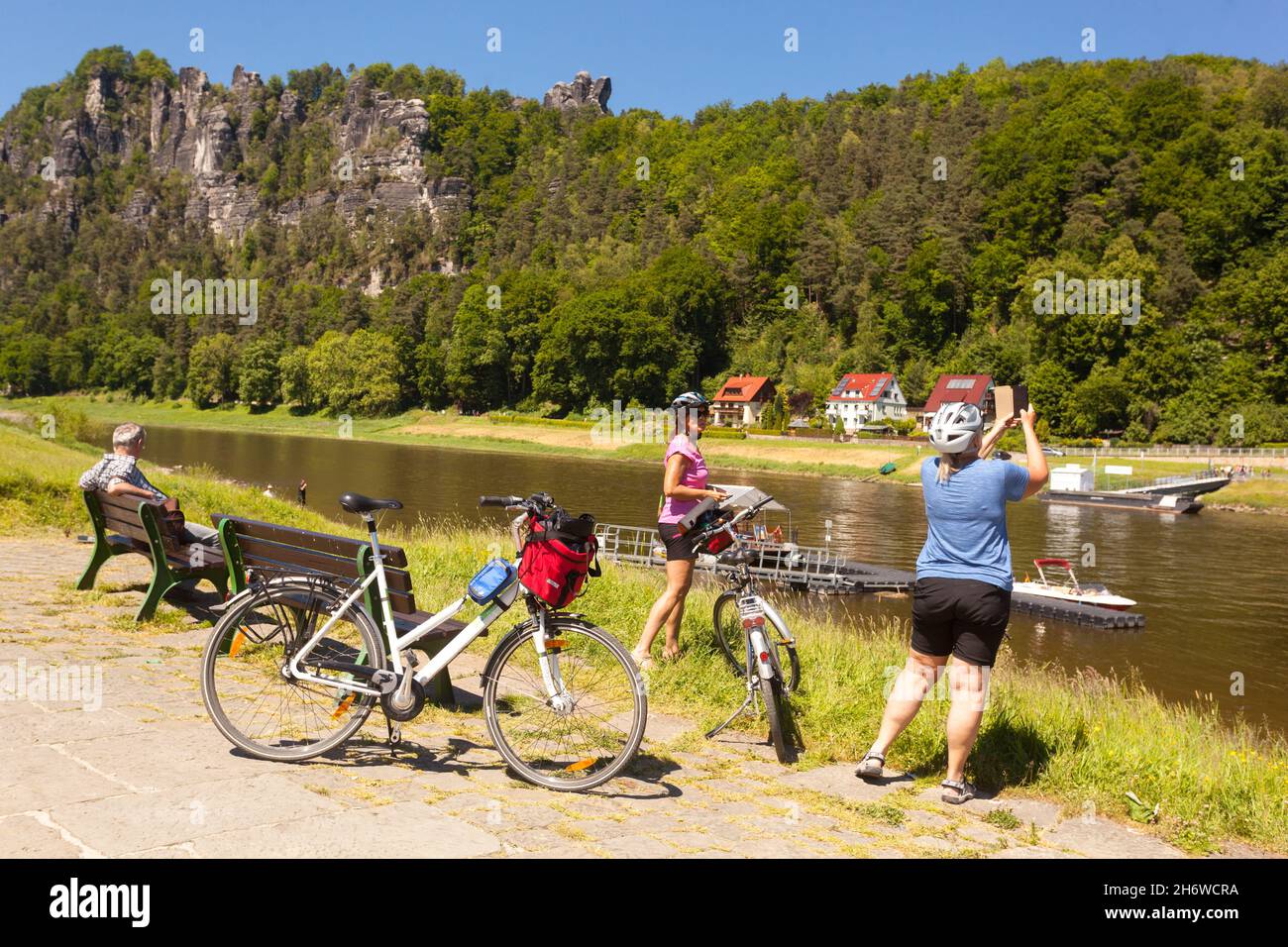 Sassonia Germania veduta panoramica della valle dell'Elba, il fiume sotto il popolo di pietra arenaria Bastei Foto Stock