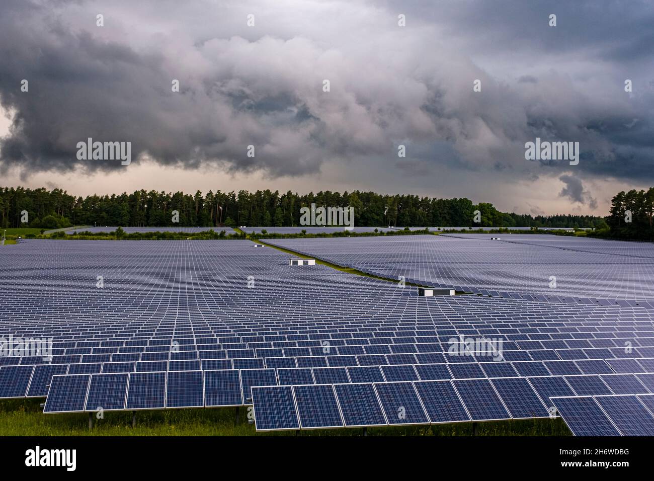 Temporale scuro e nuvole di pioggia su una grande centrale solare. Foto Stock