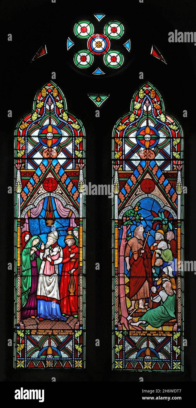 Una vetrata di Frederick Preedy raffigurante la Presentazione nel Tempio e Giovanni Battista, la Chiesa di San Lorenzo, Weston-Sub-Edge, Gloucs Foto Stock