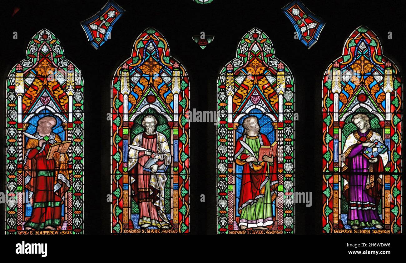 Una vetrata di Frederick Preedy raffigurante i quattro evangelisti e i Profeti dell'Antico Testamento, la Chiesa di San Lorenzo, Weston-Sub-Edge, Gloucester Foto Stock