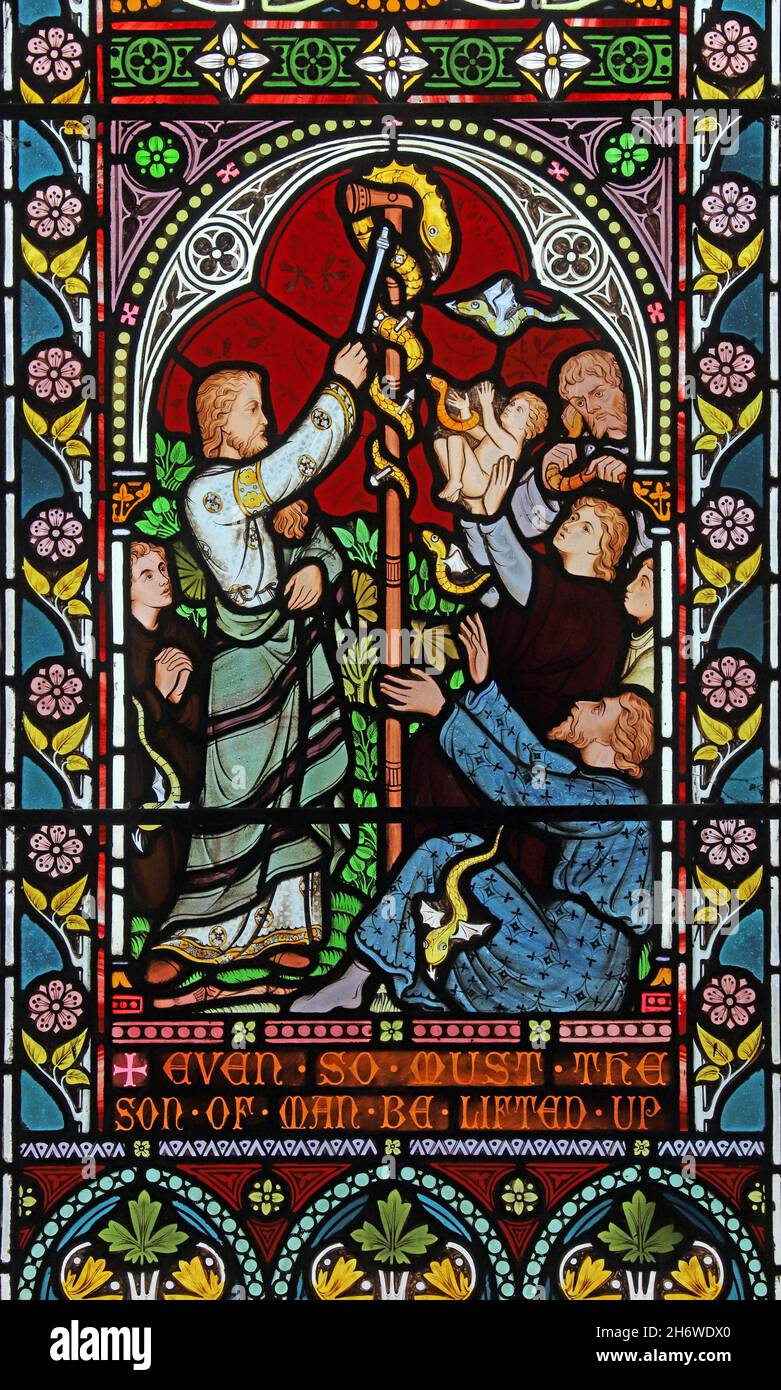 Una vetrata di Frederick Preedy raffigurante il serpente sul personale, la chiesa di St Lawrence, Weston-Sub-Edge, Gloucestershire Foto Stock