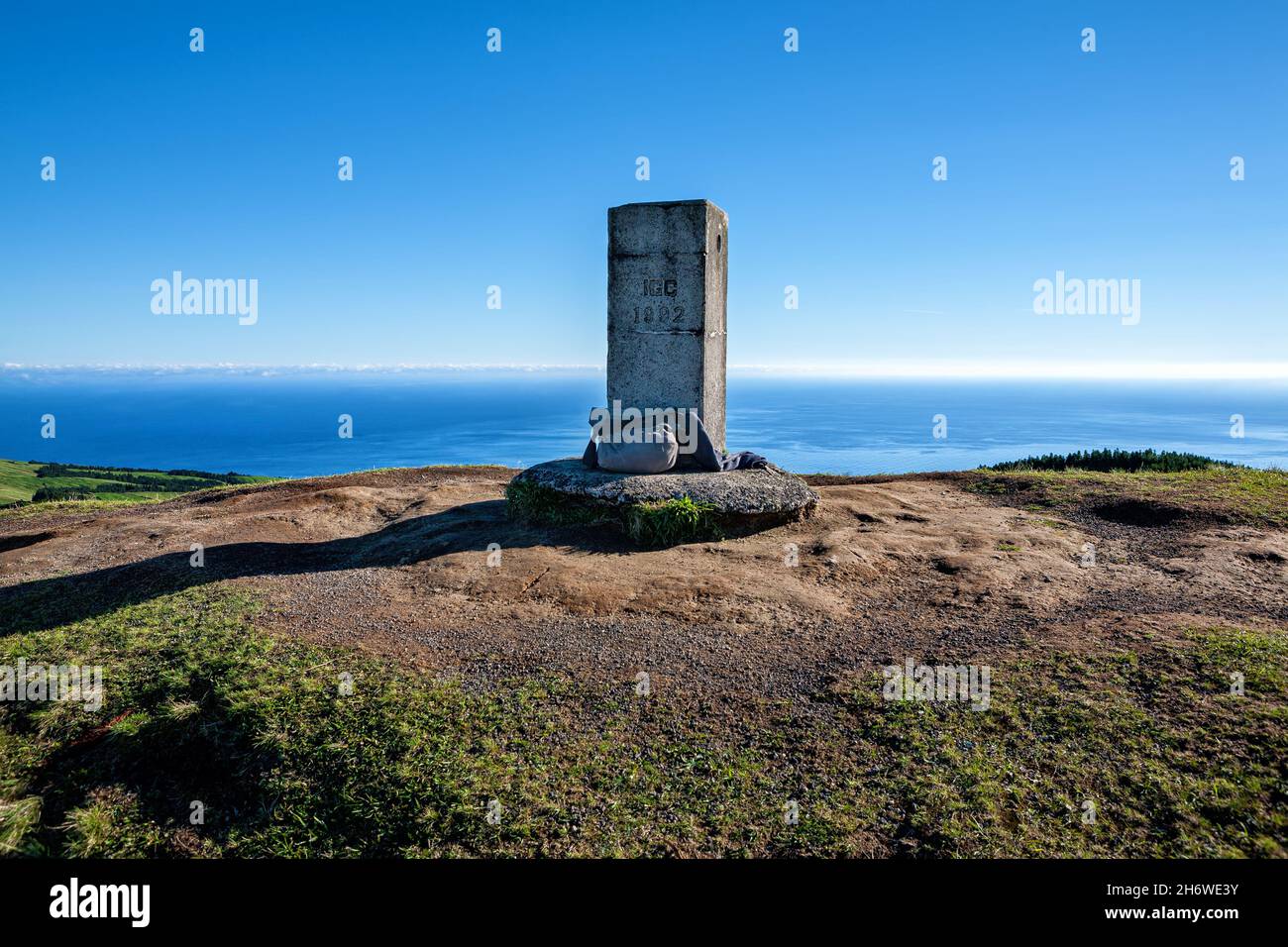 Pietra a Pico da Cruz, Caldeira das Sete Cidades, Isola di São Miguel, Azzorre, Aores, Portogallo, Europa. Foto Stock
