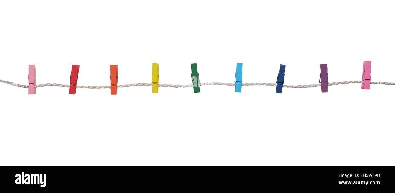 Polpette di legno multicolore su una corda isolata su sfondo bianco Foto Stock